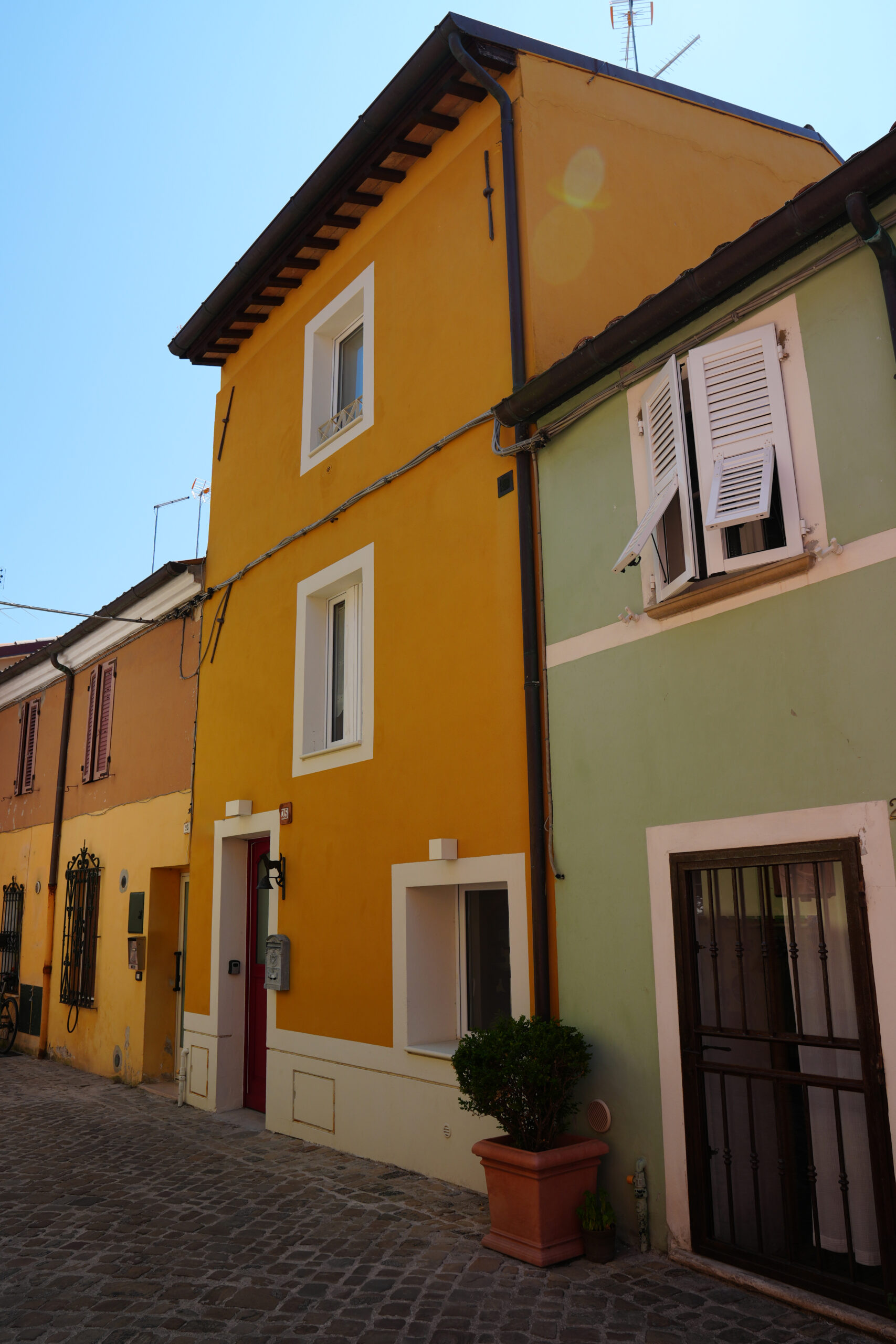 Facciata esterna della casa, ingresso principale