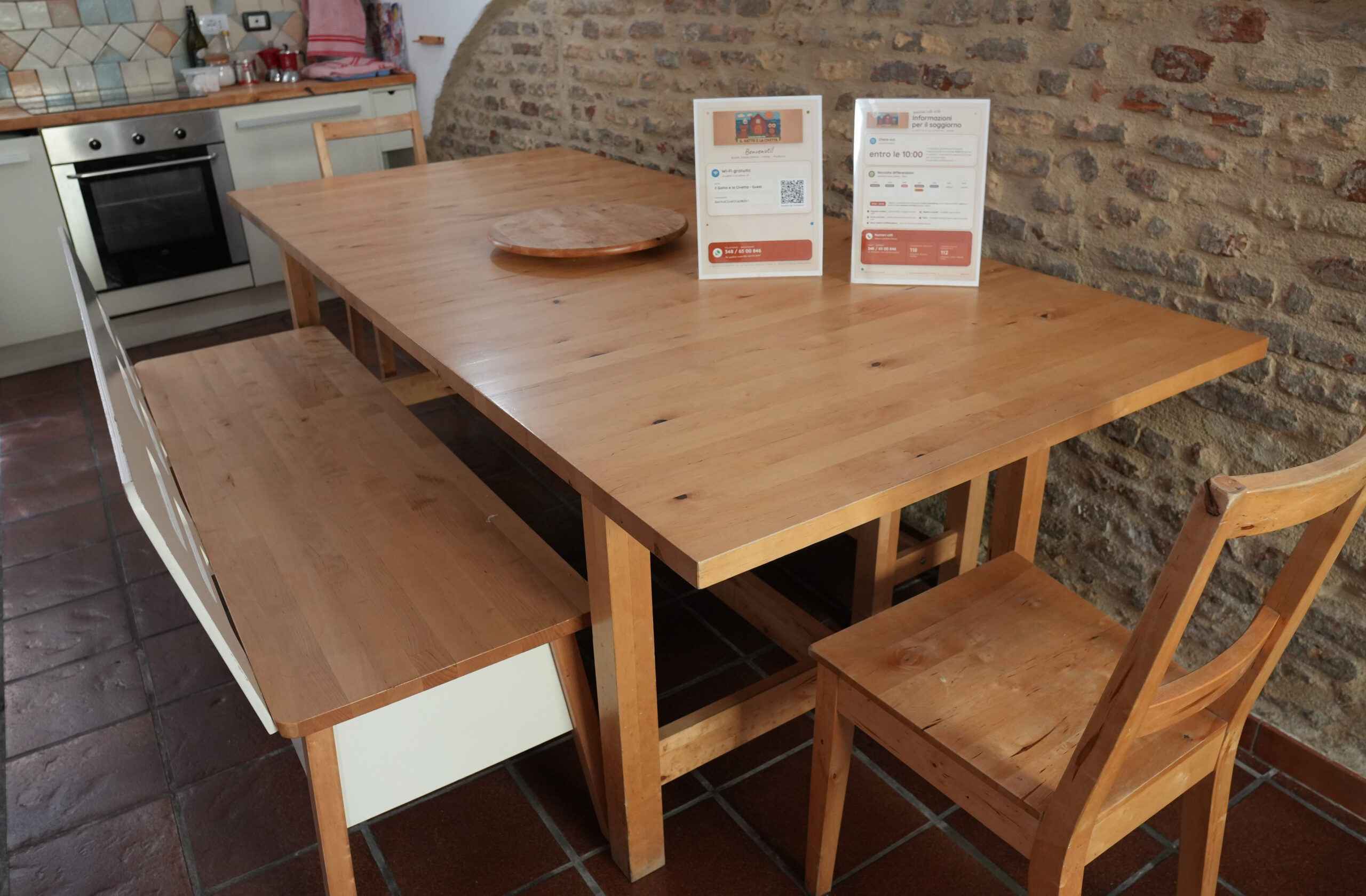 Zona pranzo, tavolo e panca