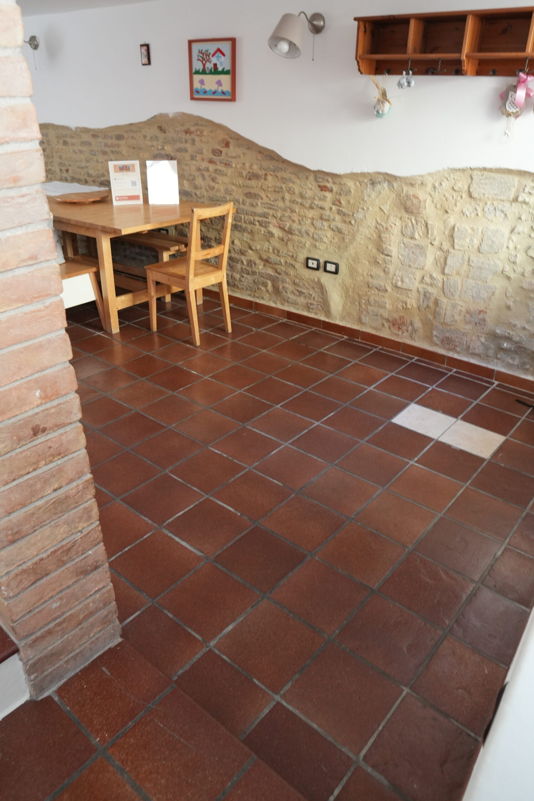 Zona pranzo, muro in mattoni a vista