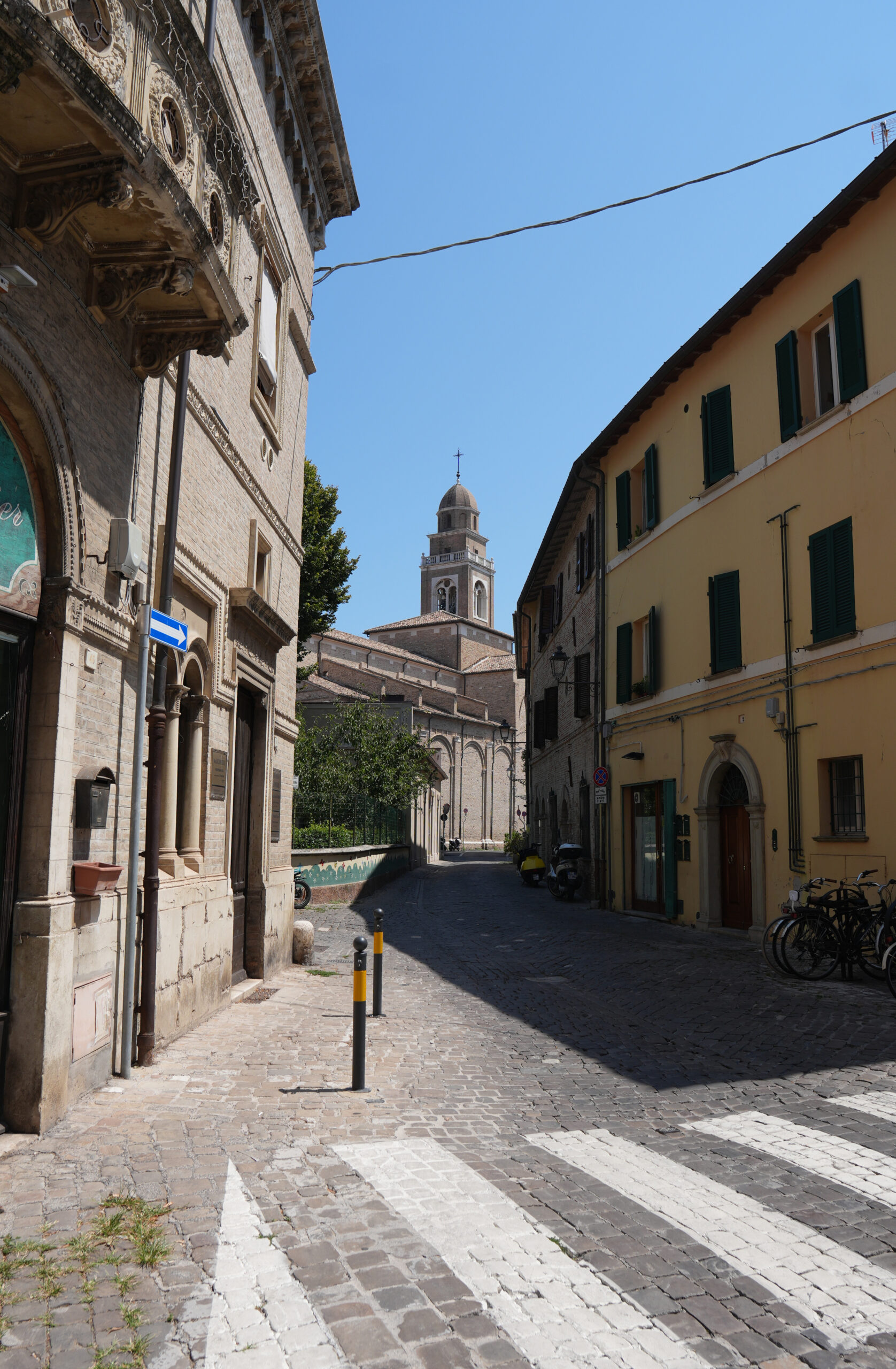 Vicolo con vista sul campanile del Duomo