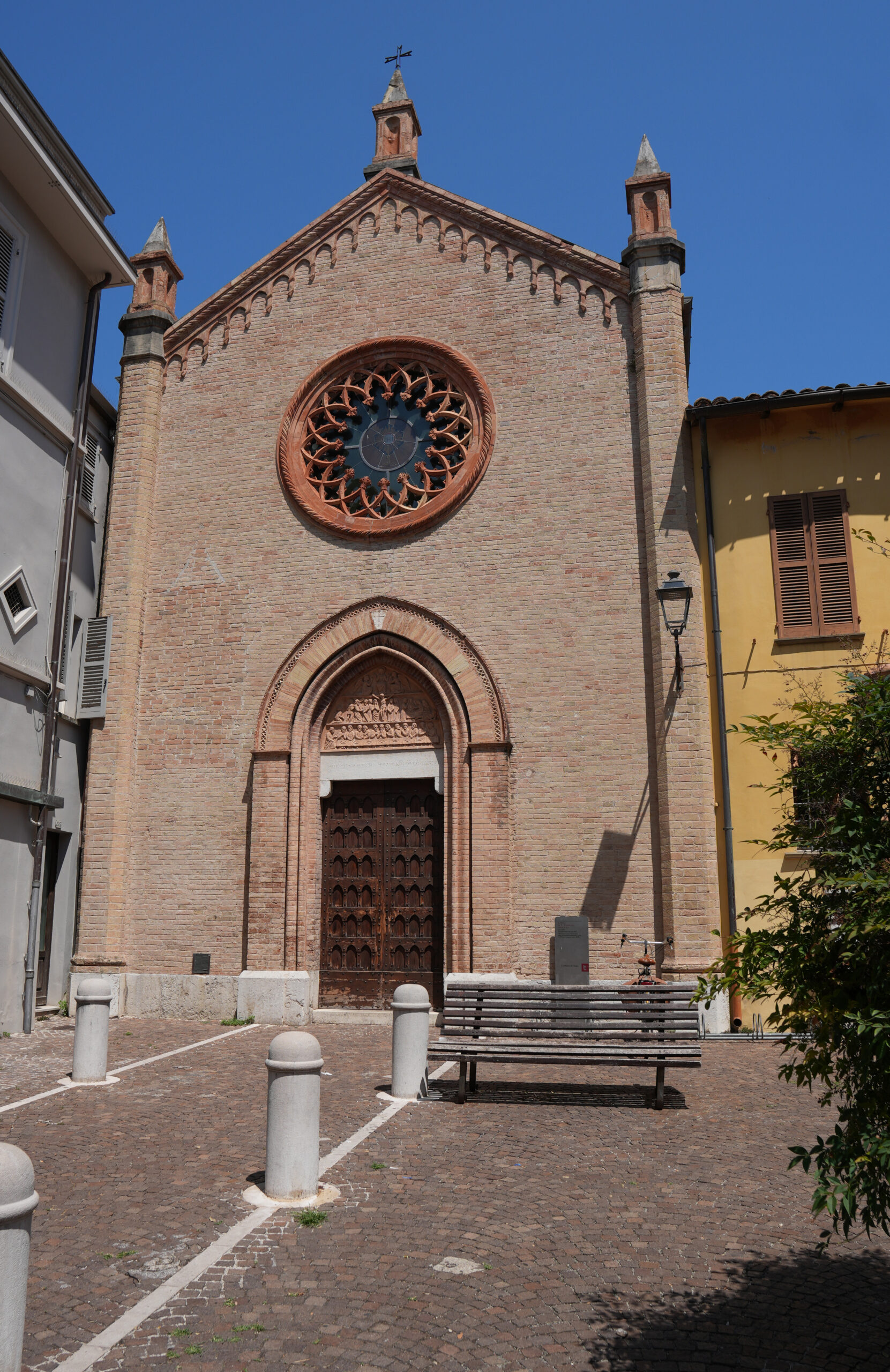 Chiesa con rosone in centro storico