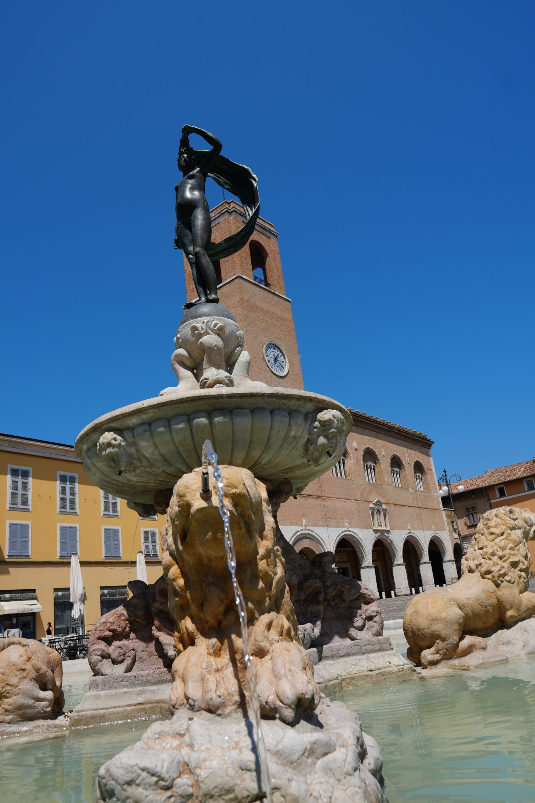 La statua della Fortuna sulla fontana