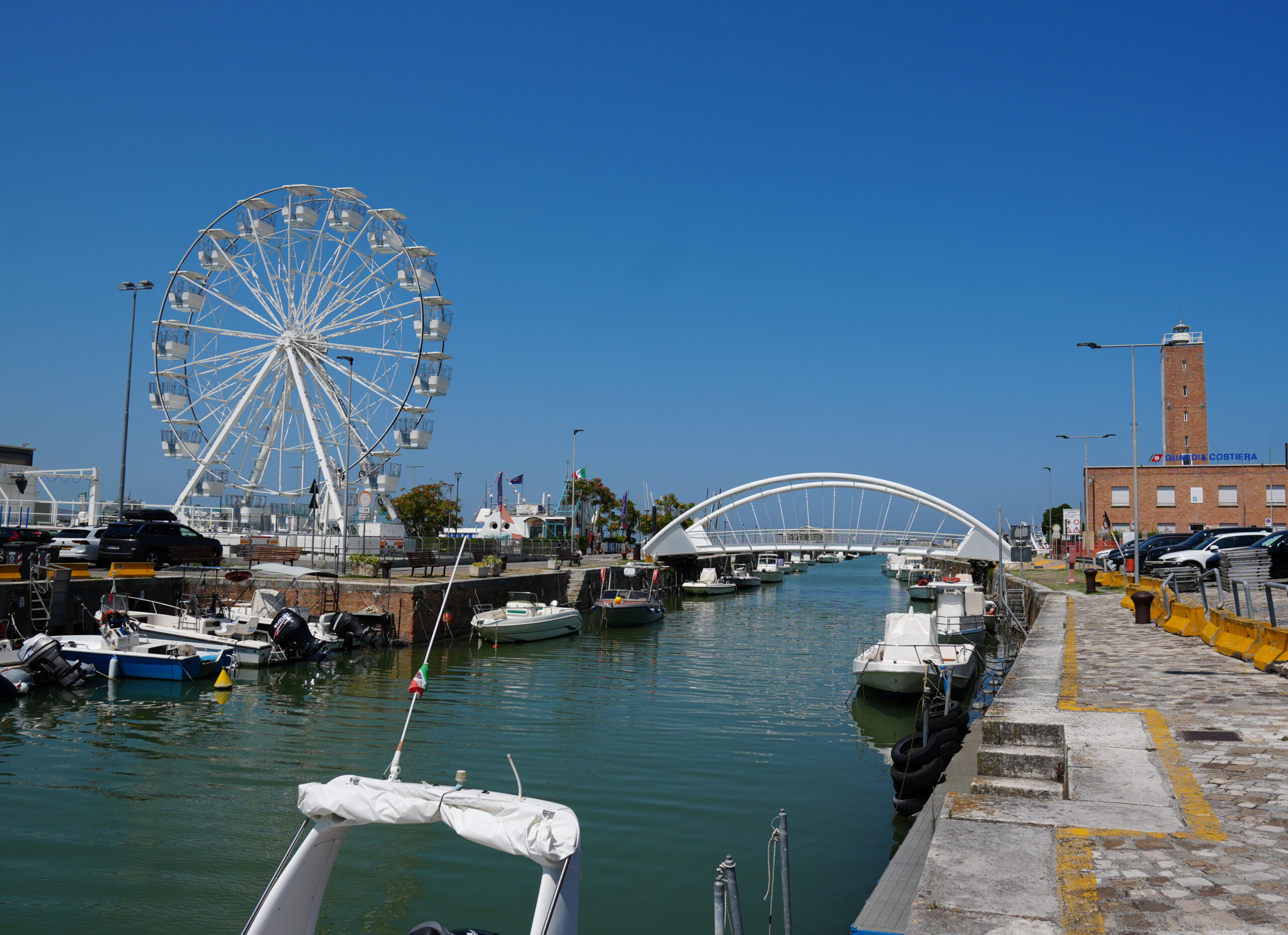 Ruota panoramica e ponte sul porto