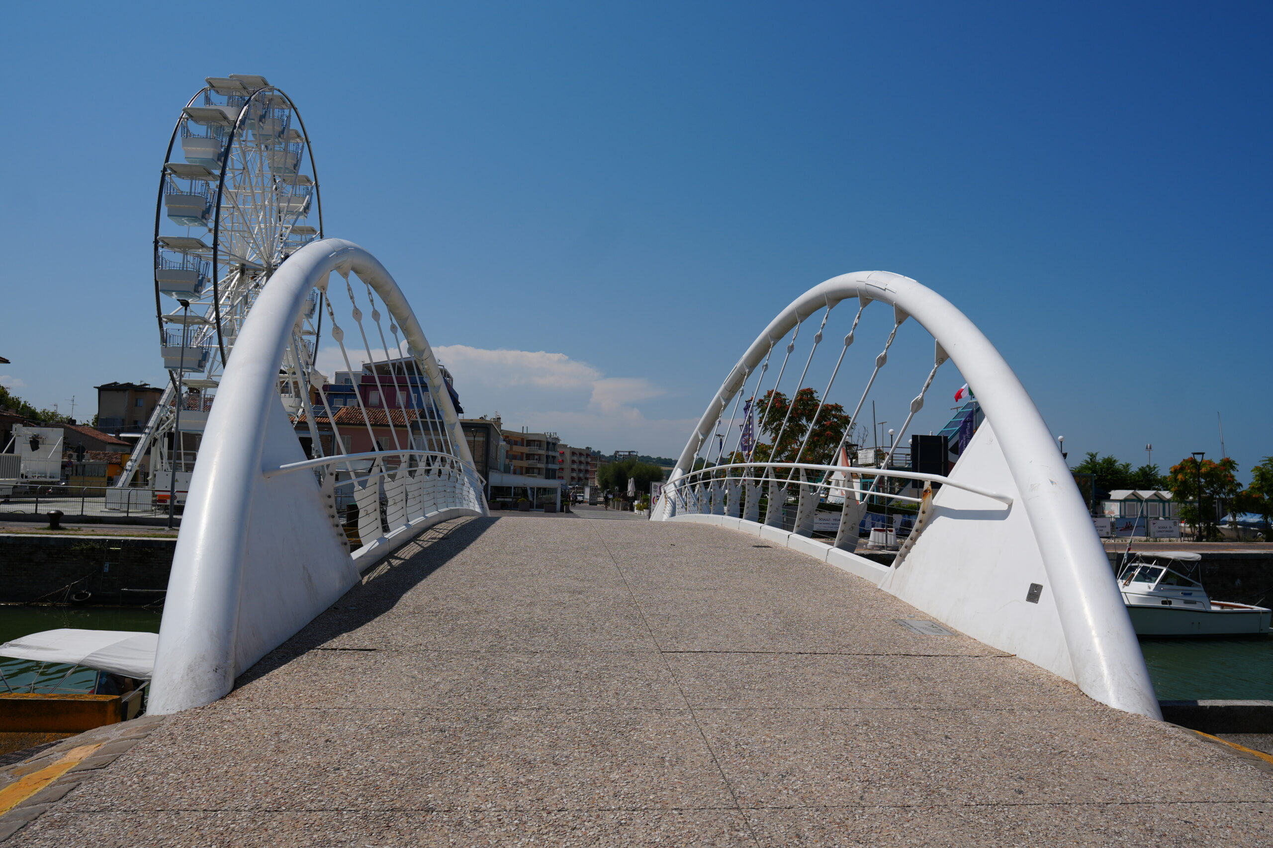 Il ponte pedonale del porto