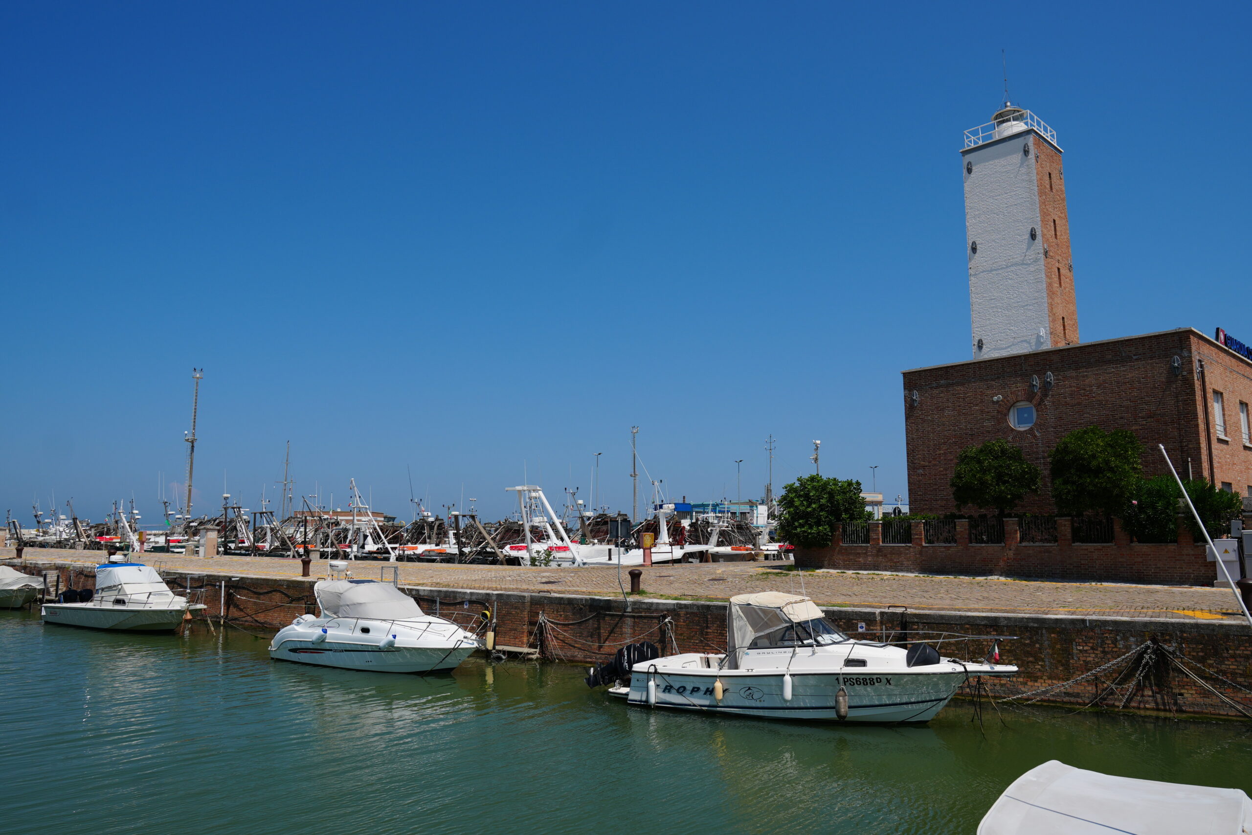 Il faro e le barche ormeggiate