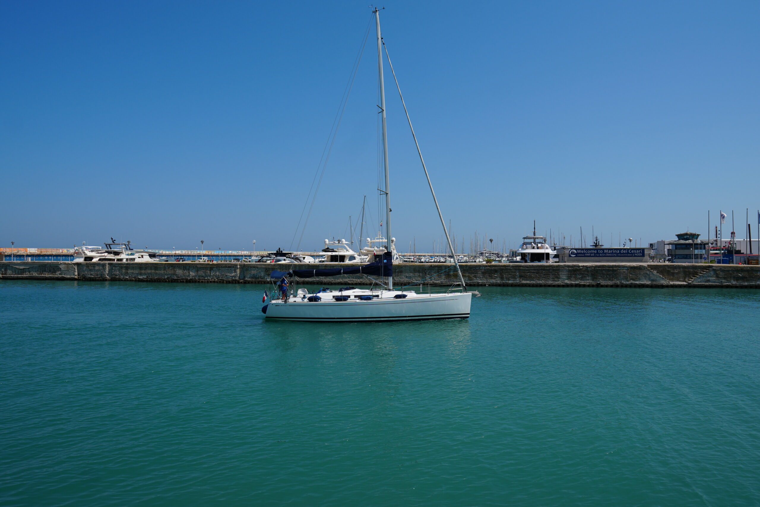 Barca a vela in ingresso al porto